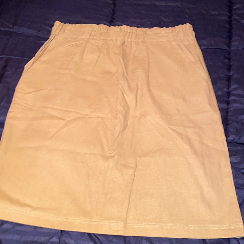 Very cute high waisted skirt with pockets.